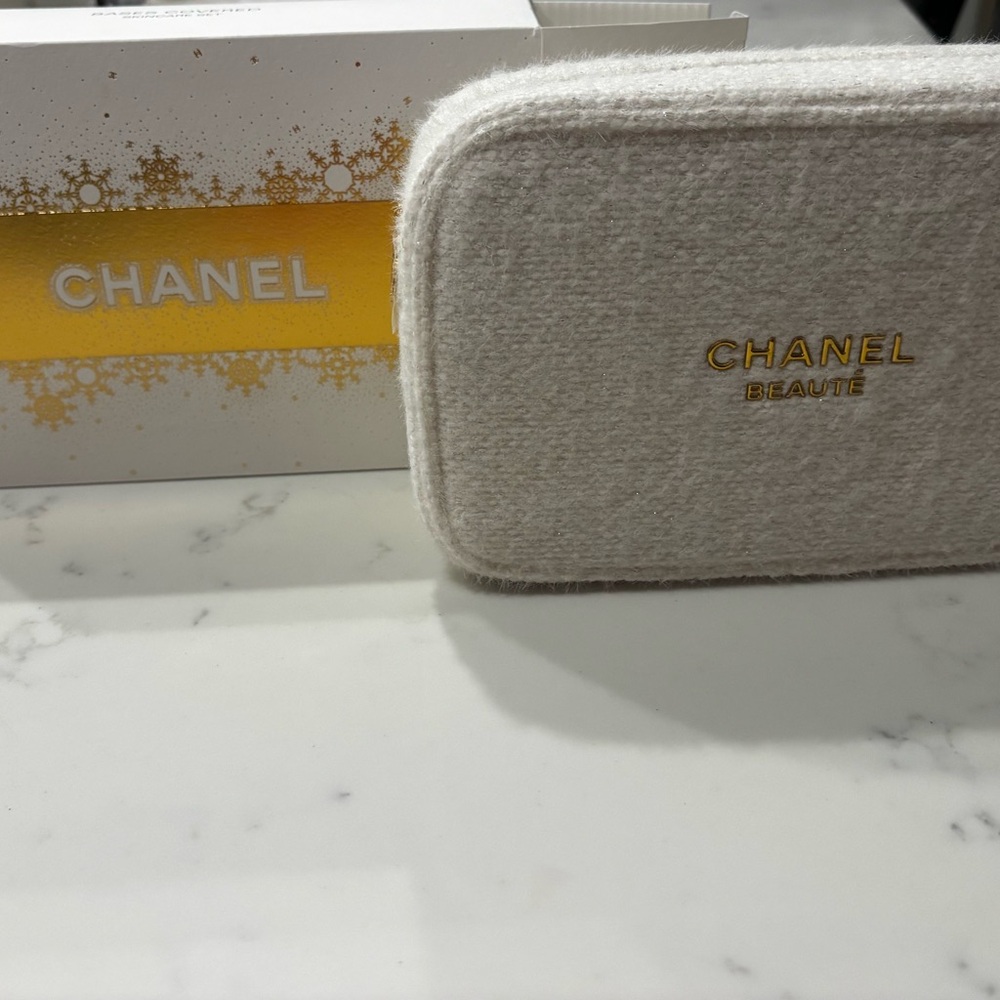 CHANEL Beauté Cream Pouch with Gold Accents